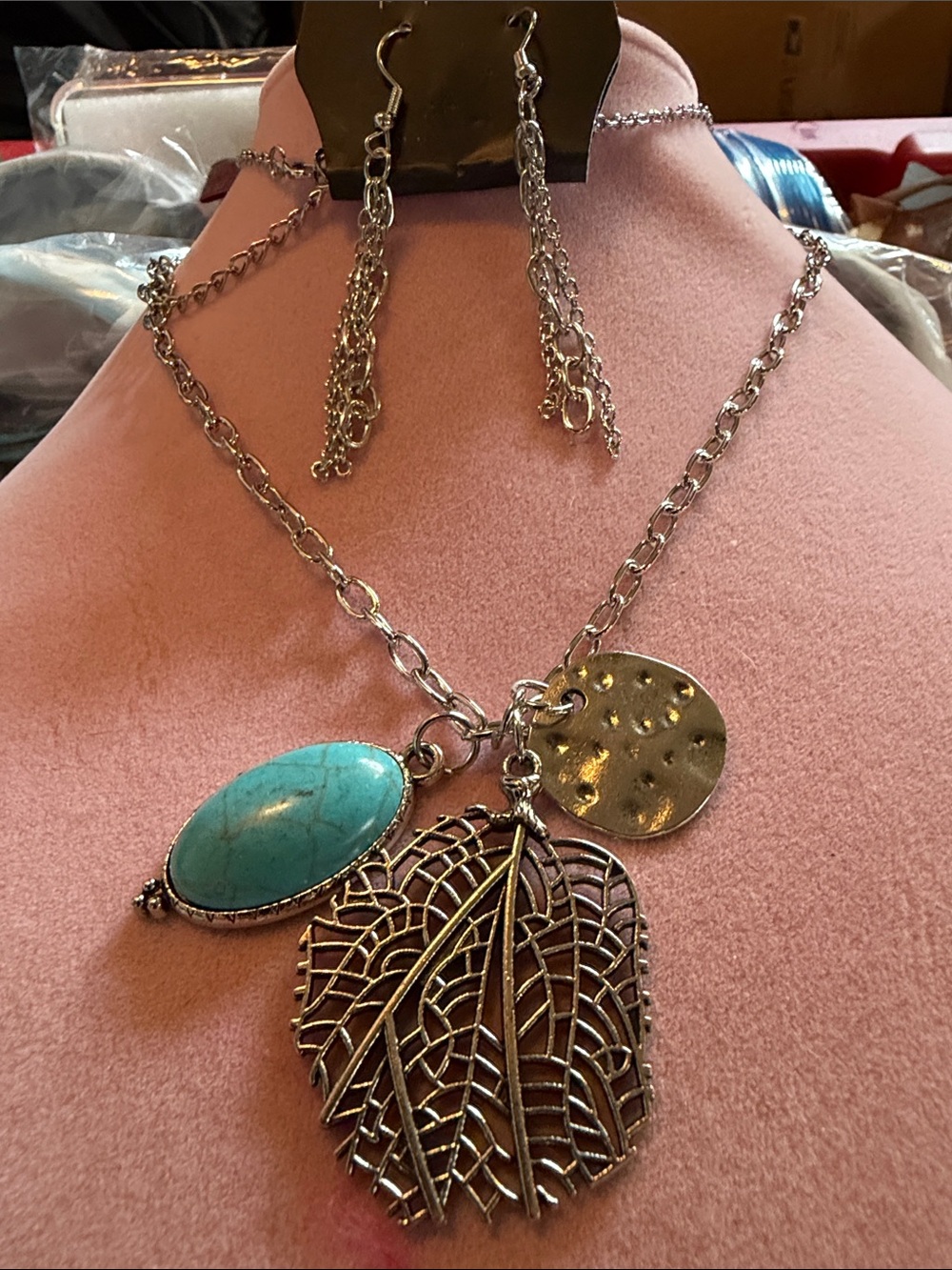Paparazzi Silver-Tone Leaf Pendant 13”Necklace & 2” earrings, (J0295)